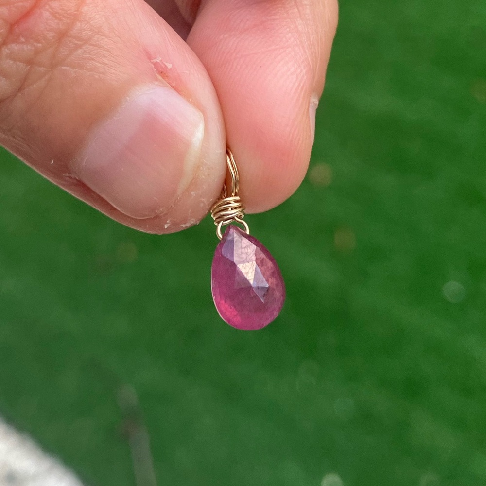Pink sapphire gold teardrop pendant